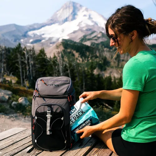 Miniatura 7 de La hielera Titan Deep Freeze Ice Wall mochila con bolsa para 30 latas y paquetes de hielo Piel de tiburón.
