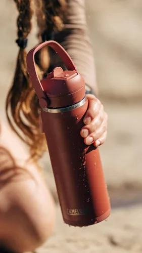 Miniatura 9 de CamelBak - Thrive - Botella de agua con tapa y pajilla, 20 onzas - Aislante de acero inoxidable, color negro