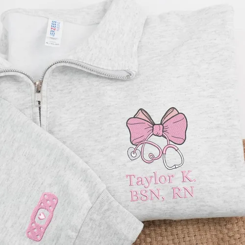 Miniatura 4 de COUPLEHOODIES - Sudadera de enfermería bordada con nombre, personalizada, con cremallera de un cuarto, regalo para asistente de enfermería
