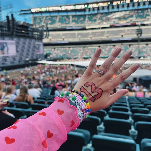 Miniatura 6 de YDJIA 2 pulseras de la amistad para concierto de Taylor, trajes de gira de época, álbum de música, karma medianoches, amante del folklore reputación