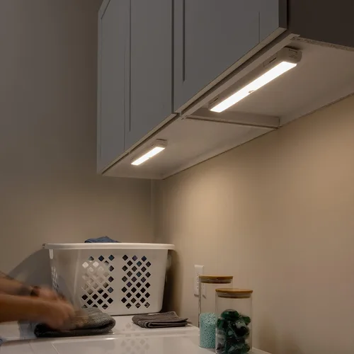 Miniatura 6 de Amazon Basics Barra de luz LED USB/funciona con pilas, sensor de movimiento giratorio, luces adhesivas, 250 lúmenes, 12 pulgadas, iluminación debajo