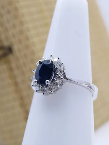 Miniatura 6 de Dazzlingrock Collection Anillo de compromiso ovalado de 0.315x0.236 in con halo de diamantes blancos redondos para mujer en oro