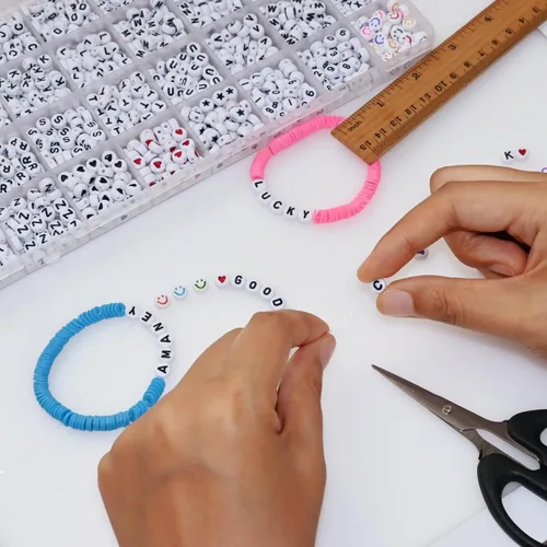 Miniatura 2 de Amaney - 1600 piezas, cuentas de letras acrílicas de 4 x 7 mm, blancas, A-Z, 31 estilos para hacer joyería, pulseras, collares, llaveros Blanco