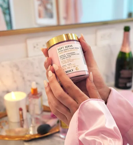 Miniatura 7 de Truly Beauty Soft Serve After Shave Plump Cream Crema hidratante y voluminosa para suavidad después del afeitado Con ácido hialurónico