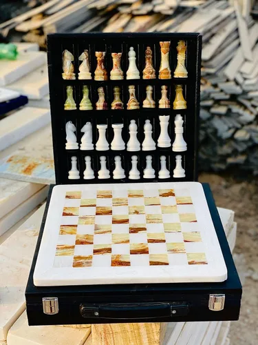 Miniatura 7 de Juego de ajedrez de mármol de 12 pulgadas con piezas talladas a mano, incluye caja de regalo de almacenamiento de piel sintética negra (coral negro)