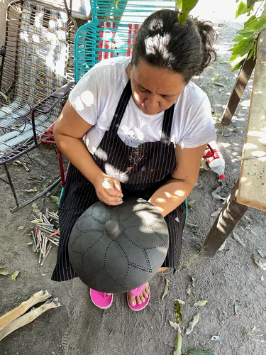 Miniatura 4 de Juego de 6 tazas de café de 4 onzas hechas a mano de arcilla negra sin esmaltar, hechas en Colombia, ecológicas