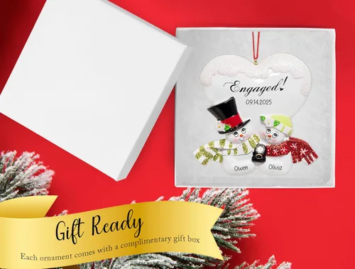 Miniatura 2 de Adorno personalizado de compromiso de nuestra primera Navidad 2026 Adorno de muñeco de nieve personalizado con anillo de compromiso Recuerdo