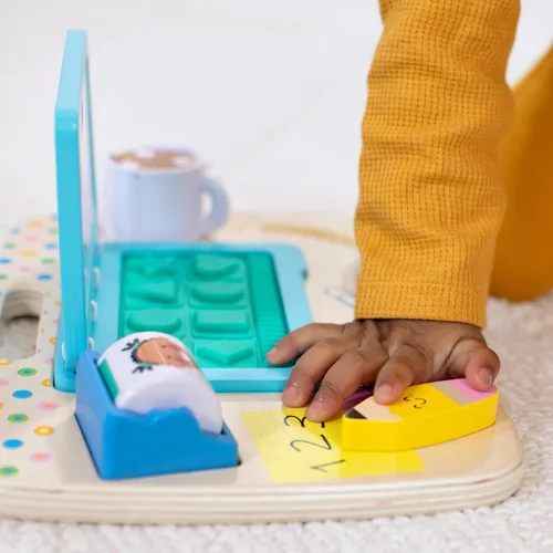 Miniatura 7 de Melissa & Doug Tablero de actividades de escritorio de madera para trabajar y jugar, juguete sensorial para bebés y niños pequeños, certificado FSC