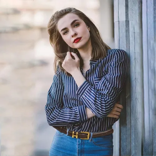 Miniatura 124 de Cinturón de cuero clásico con hebilla de metal para mujer con vestido de jeans
