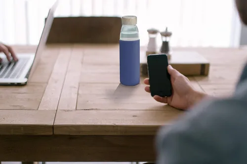 Miniatura 7 de Botellas de agua de vidrio de borosilicato de 25 onzas con tapa de bambú, sin BPA, funda de silicona antideslizante y tapa a prueba de fugas de Azul