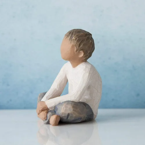 Miniatura 3 de Willow Tree Niño imaginativo (tono de piel y color de cabello más oscuro), figura esculpida pintada a mano Tonos de piel y color de cabello más