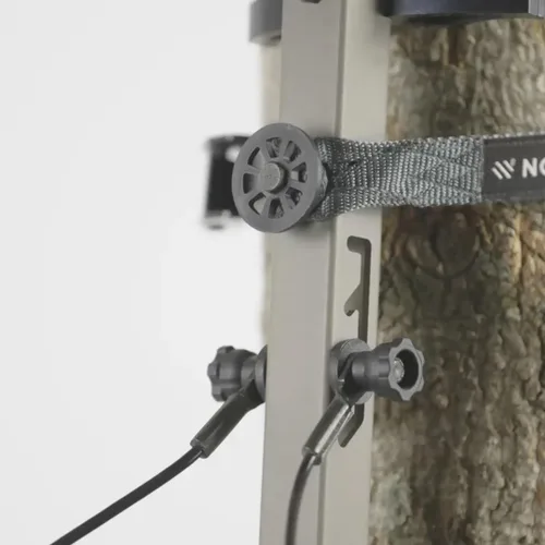 Miniatura 7 de NOVIX Helo - Soporte de árbol ultraligero para colgar – Soporte de plataforma de aluminio fundido con cojín de asiento, asiento ajustable, fabricado