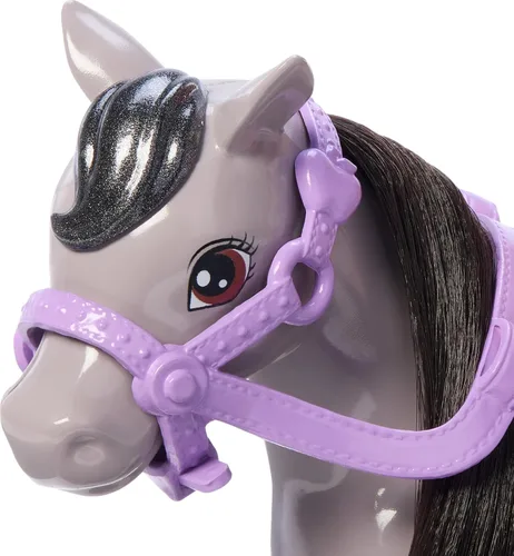 Miniatura 4 de Barbie Chelsea - Juego de muñeca y caballo de juguete, incluye accesorio para casco y silla de montar, muñeca pequeña que se dobla en las rodillas