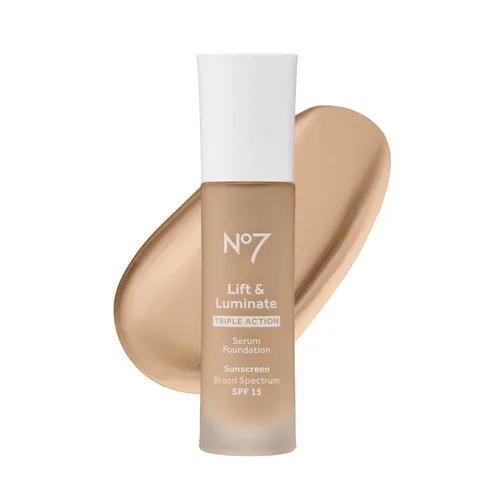 Miniatura 16 de No7 Lift & Luminate Base de suero de triple acción, maquillaje líquido con SPF 15 para una base húmeda y brillante, fórmula radiante para piel 07