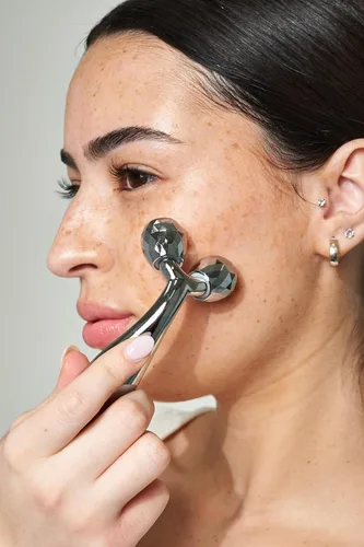 Miniatura 13 de Pacifica Future Youth Rodillo Facial de Acero Inoxidable – Masajeador Facial Dual de Enfriamiento Gua Sha para Esculpir, Contornear y Reducir