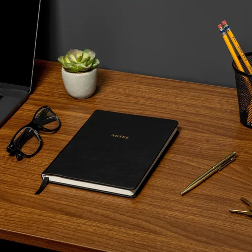 Miniatura 5 de WORLD TRAVELER Eccolo - Diario mediano con bolígrafo, cuaderno A5 de tapa dura negro y dorado con 256 páginas marfil, soporte para bolígrafo