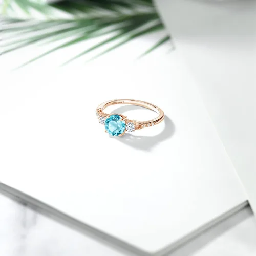 Miniatura 30 de Gem Stone King Anillo de compromiso de 3 piedras preciosas redondas de oro rosa de 10 quilates, 0.236 in, piedra natal, zafiro blanco y diamante