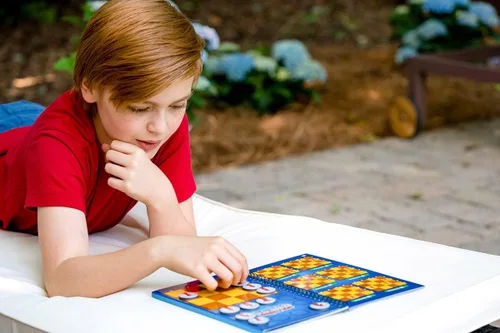 Miniatura 5 de ThinkFun Rompecabezas magnético de viaje de ajedrez solitario, juego de lógica atractivo y juguete STEM para niños y adultos, mejora la resolución