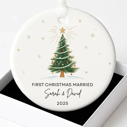 Miniatura 8 de Adorno personalizado de cerámica casada de nuestra primera Navidad (diseño C)