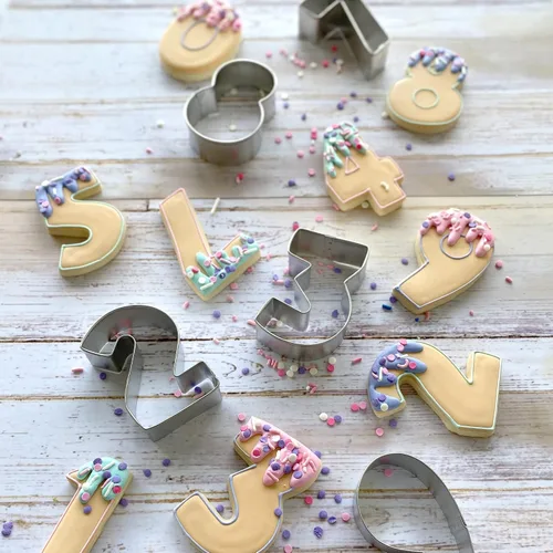 Miniatura 4 de R&M - Cortadores de galletas con números 1-9 con recortes. Juego de regalo de 9 piezas de 2.5 pulgadas