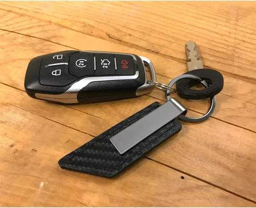 Miniatura 3 de iPick Image Para Chevrolet Corvette C7 Z06 Textura de fibra de carbono PU Llavero de cuero, con licencia oficial Negro Bar