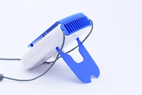 Miniatura 3 de O2COOL Ventilador de collar de lujo, alimentado por pilas, ventilador de refrigeración personal manos libres con cordón ajustable, soporte de mesa +
