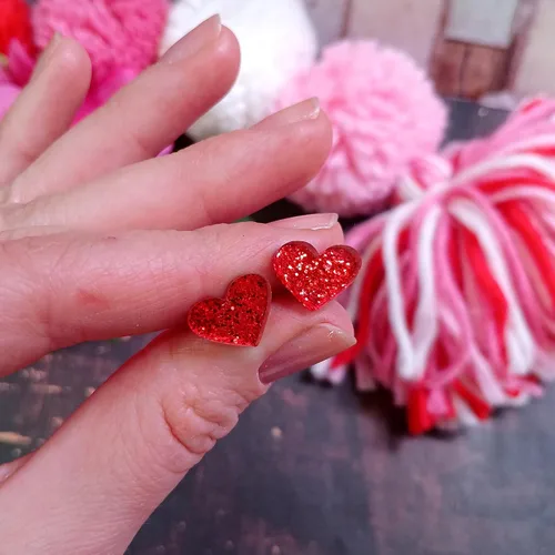 Miniatura 8 de Aretes de corazón con purpurina roja con postes de titanio hipoalergénicos sin níquel