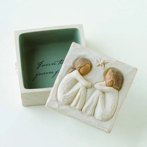 Miniatura 5 de Willow Tree Caja de recuerdos de la amistad, Forever True, Forever Friends, contiene joyas y tesoros, tallado de mejores amigos o hermanas, caja