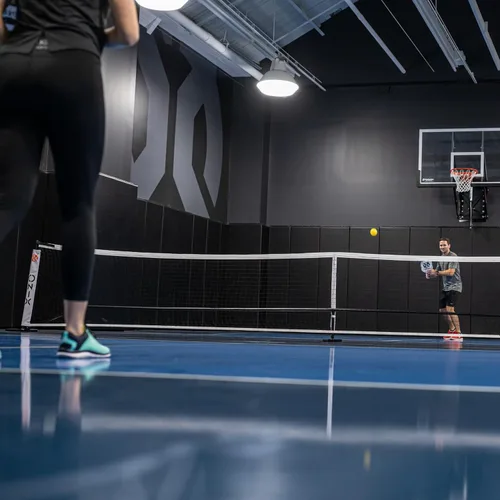 Miniatura 12 de ONIX Pickleball 2 en 1 Juego de red portátil de tamaño reglamentario y red de práctica incluye estuche de transporte con ruedas