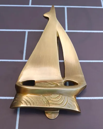 Miniatura 4 de Ebros Gift Escultura de metal de latón dorado para puerta de velero con placa de golpe integrada de 6 pulgadas de alto, barco azul marino