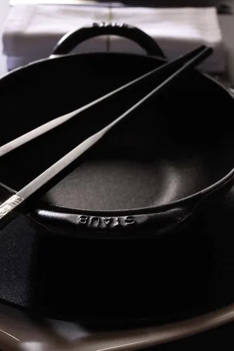 Miniatura 4 de STAUB Wok de hierro fundido de 6 cuartos - Negro mate