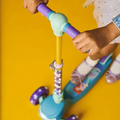 Miniatura 7 de Jetson Character Kids Kick Scooter, luces LED en vástago y ruedas iluminadas, marco ligero, manubrio ajustable en altura, sistema de inclinación