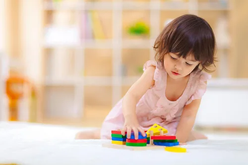 Miniatura 2 de PlanToys (2403 Tabla de clasificación geométrica de madera hecha de madera de caucho y pinturas y tintes no tóxicos)