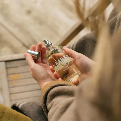 Miniatura 2 de Laboratory Perfumes Ámbar Eau de Toilette Una fragancia atemporal y evolutiva vegetación fresca, vetiver terroso y ámbar cálido Elegante sin