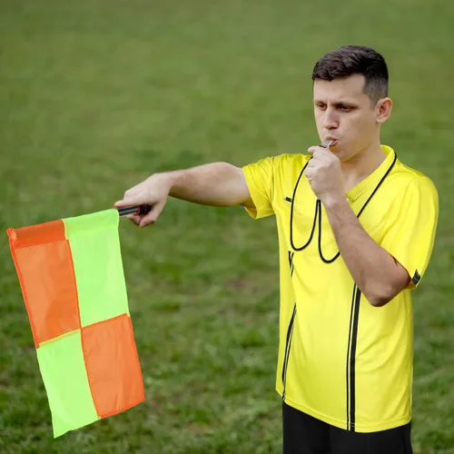 Miniatura 5 de Hicarer Juego de 6 piezas de árbitro de fútbol para hombres, disfraz de árbitro de fútbol, camisa, banderas, tarjetas de silbato, accesorio