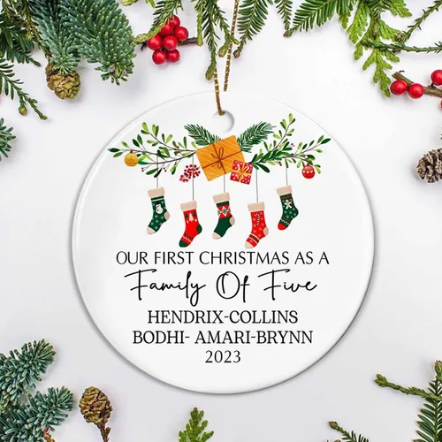 Miniatura 4 de Adorno de cerámica personalizado de cinco medias con nombres y año personalizados, nuestra primera Navidad como familia de cinco, nuestros primeros