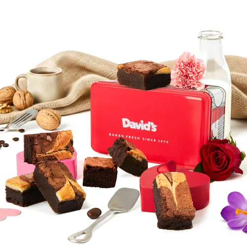 Miniatura 14 de David's Cookies - Cesta de galletas y brownies surtidos gourmet frescos, para compartir en el Superbowl con familia y amigos; paquete de fiesta