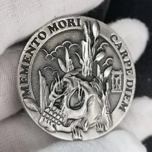 Miniatura 5 de Memento Mori Carpe Diem - Moneda de desafío de alto relieve – Ficha de recordatorio estoico de calavera y polilla, acabado plateado antiguo