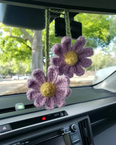 Miniatura 6 de Accesorios de automóvil con margaritas de ganchillo para mujeres y niñas, bonitos dijes colgantes para espejo retrovisor, hechos a mano, margarita