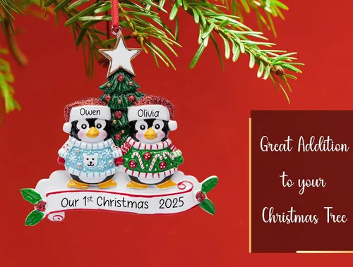 Miniatura 4 de Adorno de pareja de suéter navideño feo personalizado 2026 Familia de 2 pingüinos para árbol de Navidad Recuerdo personalizado único de nuestra