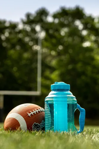 Miniatura 5 de COOL GEAR Paquete de 2 botellas de agua deportivas Big Freeze de 80 onzas con barra de congelador y asa, botella de agua de color hidratante