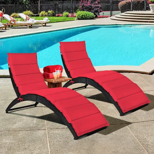 COSTWAY 2 sillas plegables de ratán para exteriores, tumbona de mimbre para patio con cojín suave, soporte ergonómico, sillas portátiles de piscina