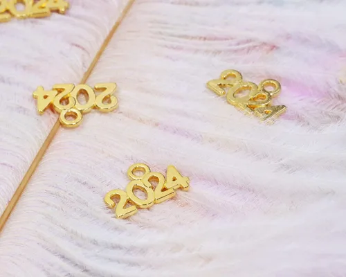 Miniatura 5 de Tupalizy 100 cuentas de aleación para el año 2024 para graduación, collar con borla, colgante, pulsera, aretes, llavero, joyería, hallazgos