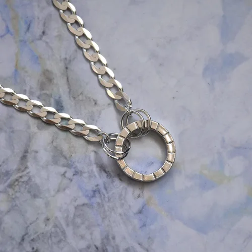 Miniatura 6 de Collar de gargantilla en plata 950 o chapado en oro con luna tallada a mano o dije circular, con diferentes cadenas y extensiones para ajustarlo