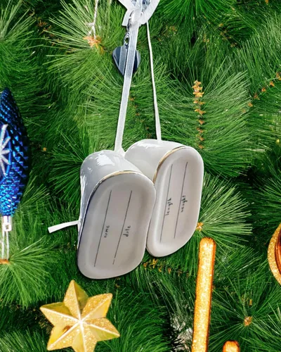 Miniatura 5 de Adorno navideño de zapato de bebé 2024 – Adorno de botines de bebé personalizados blancos – Adorno de zapato de bebé – Primera Navidad del bebé