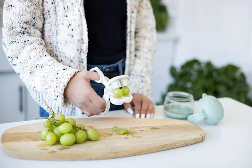 Miniatura 5 de Ubbi Cortador de uva para niños pequeños, cortador de uva para bebé, rebanador de frutas y verduras en 4 piezas, accesorio de cocina para almuerzo