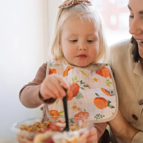 Miniatura 5 de Little Unicorn Paquete de 3 baberos clásicos premium Ajustables a medida que crece el bebé Tela suave sobre la piel Ideal para bebés que comen