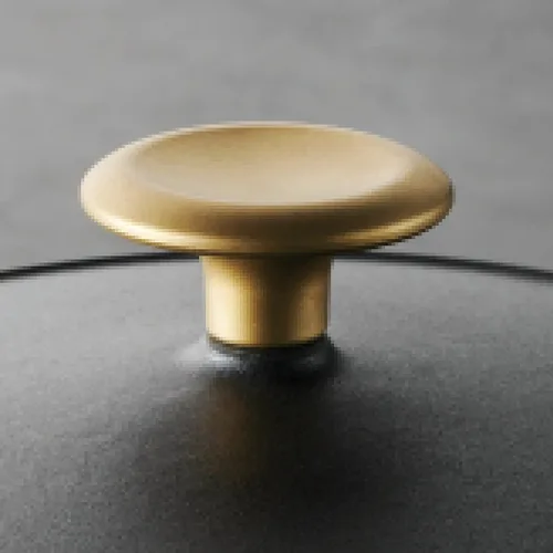 Miniatura 5 de Tramontina Bestow Olla Holandesa de Hierro Fundido Esmaltado con Tapa, Redonda 5.5 Cuartos, Negro Mate con Perilla Dorada