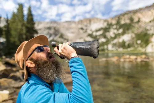 Miniatura 5 de LifeStraw Filtro de agua Peak Series, 1 litro, gris montaña oscuro, protege contra bacterias y parásitos, ultracompacto y versátil