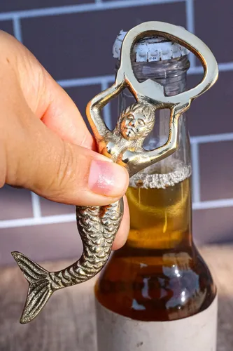 Miniatura 8 de Ebros Gift Vintage Marine Nautical Heavy Duty Latón Acabado Oro Sirena Costera Sirena Sirena Soda Botella de Cerveza Tapa Abremano 4.5" Alto Mar